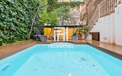 Exterior view of Flat for sale in  Barcelona Capital  with Air Conditioner, Heating and Private garden