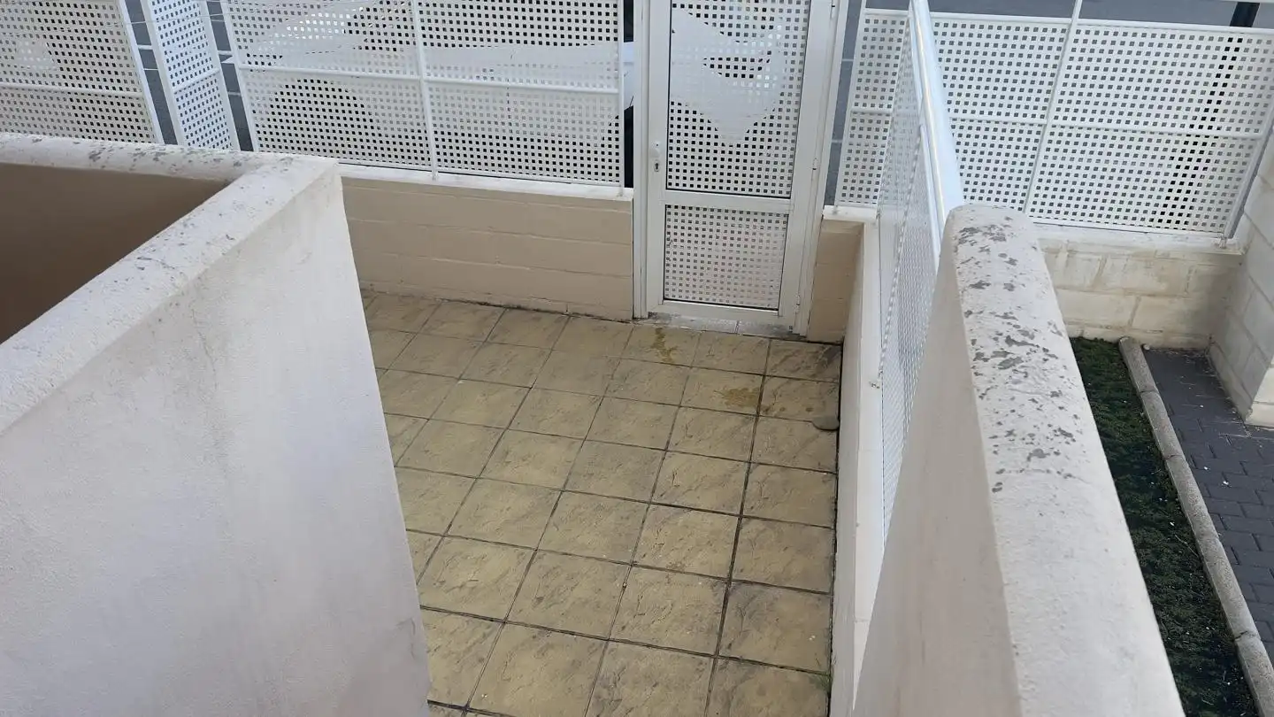 Terrasse von Erdgeschoss zum Verkauf in Torreblanca mit Klimaanlage, Privatgarten und Terrasse