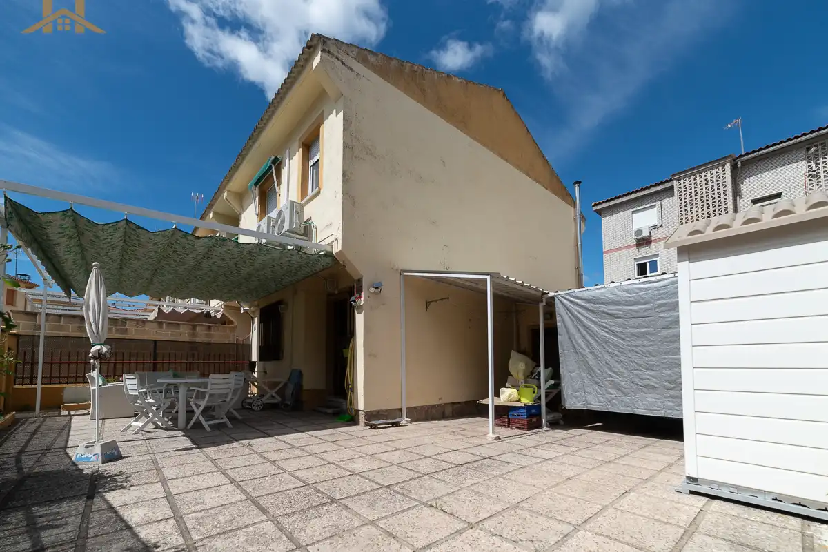 Exterior view of Single-family semi-detached for sale in Aldea del Fresno  with Air Conditioner, Heating and Private garden