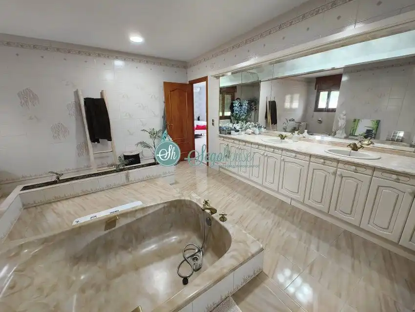 Bathroom of Houses for sale in Segovia  with Heating
