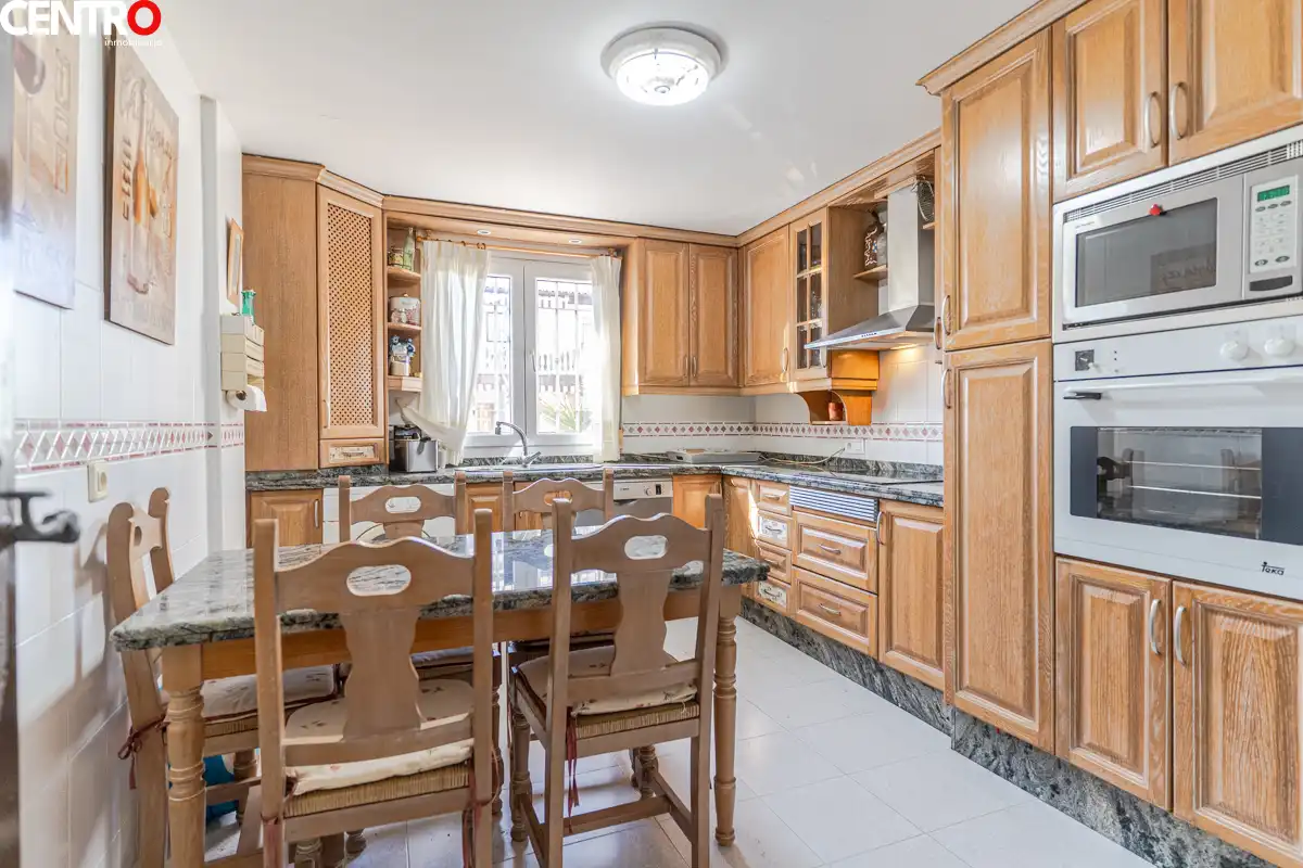 Cocina de Casa o chalet en venta en La Zubia con Aire acondicionado, Calefacción y Jardín privado