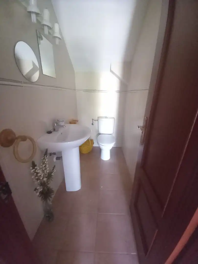 Badezimmer von Einfamilien-Reihenhaus zum Verkauf in Atajate mit Heizung und Abstellraum