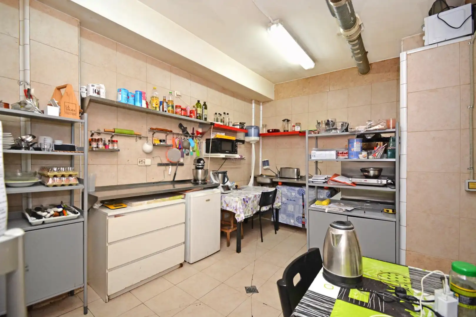 Cuina de Local de lloguer en Zaragoza amb Aire condicionat i Moblat
