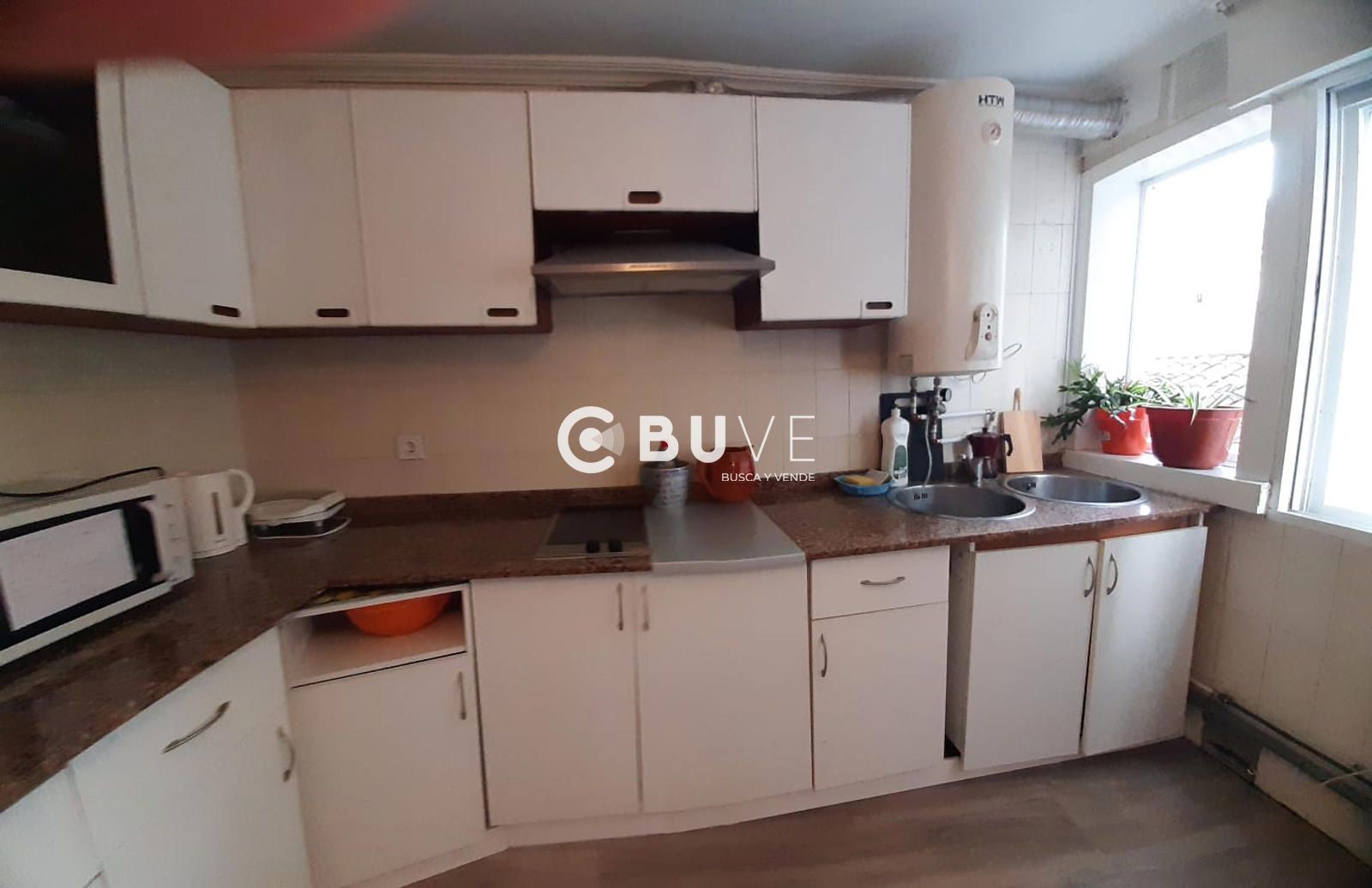 Cuina de Casa o xalet en venda en Santiago de Compostela  amb Calefacció, Traster i Moblat