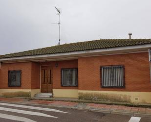 Vista exterior de Casa o xalet en venda en Nueva Villa de las Torres amb Jardí privat, Terrassa i Traster