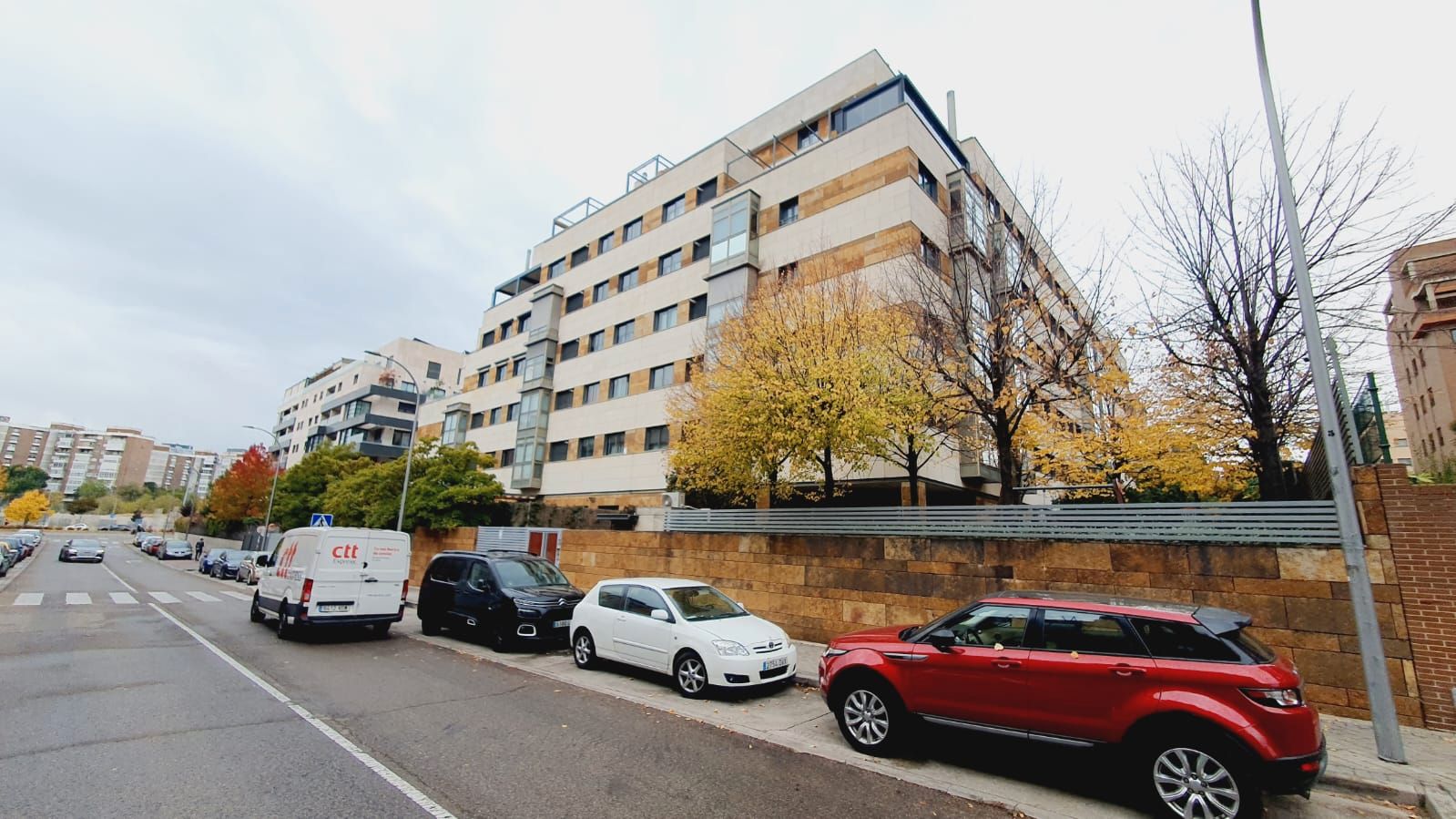 Vista exterior de Pis de lloguer en  Madrid Capital amb Aire condicionat, Calefacció i Jardí privat