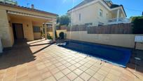 Vista exterior de Casa o xalet en venda en El Vendrell amb Terrassa, Piscina i Balcó