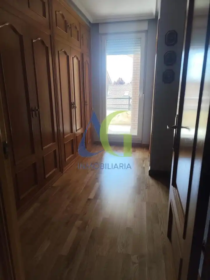 Casa o xalet en venda en Villaquilambre amb Calefacció, Jardí privat i Parquet