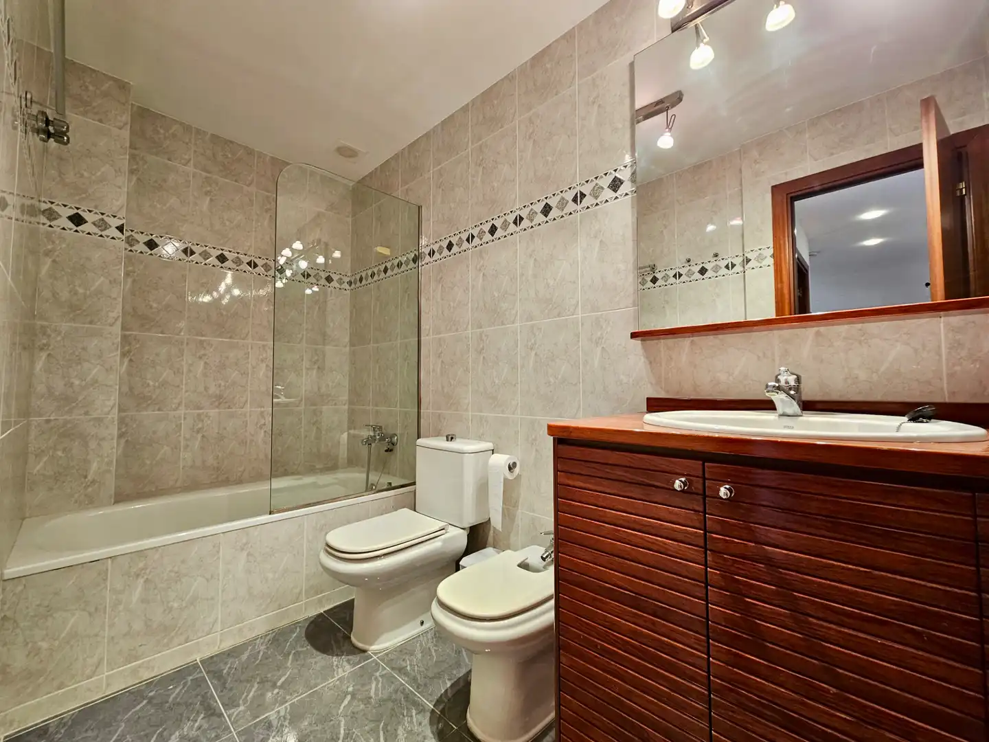Baño de Dúplex de alquiler en Sant Just Desvern con Aire acondicionado, Calefacción y Jardín privado