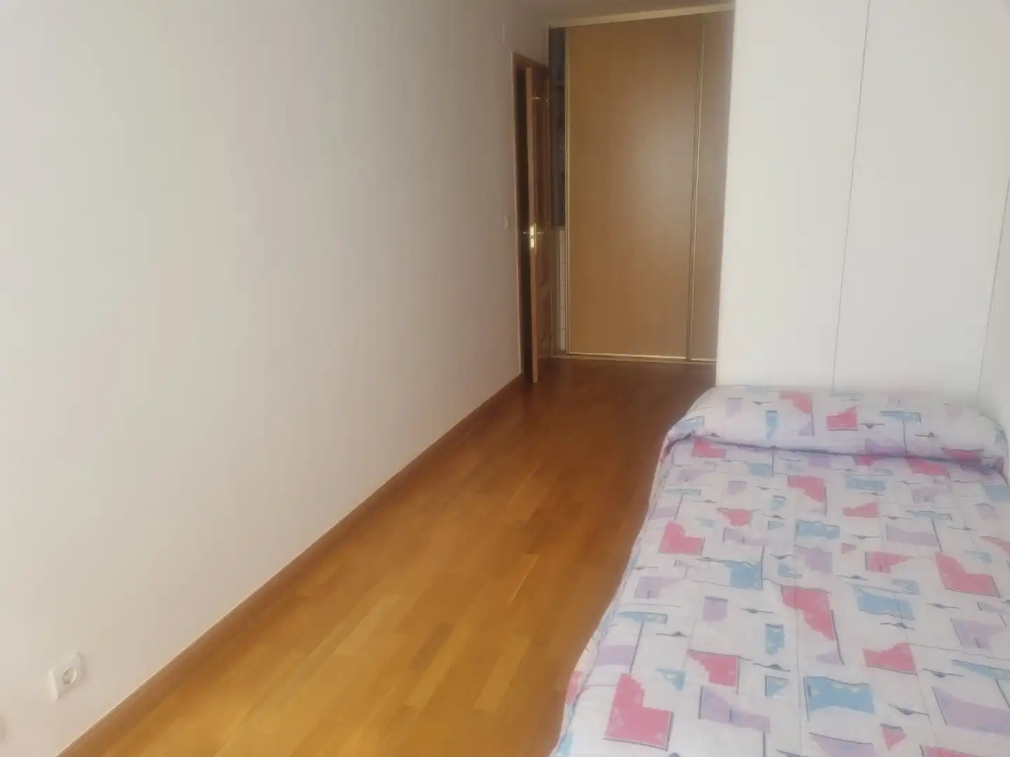 Dormitori de Apartament en venda en Burgos amb Calefacció i Traster