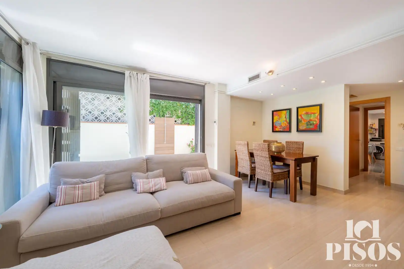 Sala de estar de Dúplex en venta en Sant Cugat del Vallès con Aire acondicionado, Calefacción y Jardín privado