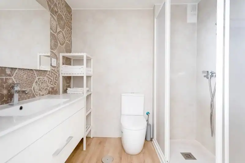 Badezimmer von Wohnung zur Miete in Madrid mit Klimaanlage und Möbliert