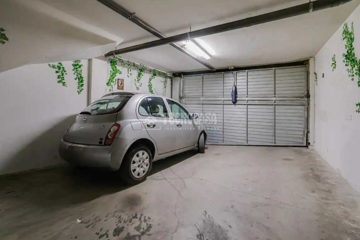Parkplatz von Einfamilien-Reihenhaus zum Verkauf in Terrassa mit Klimaanlage, Heizung und Terrasse