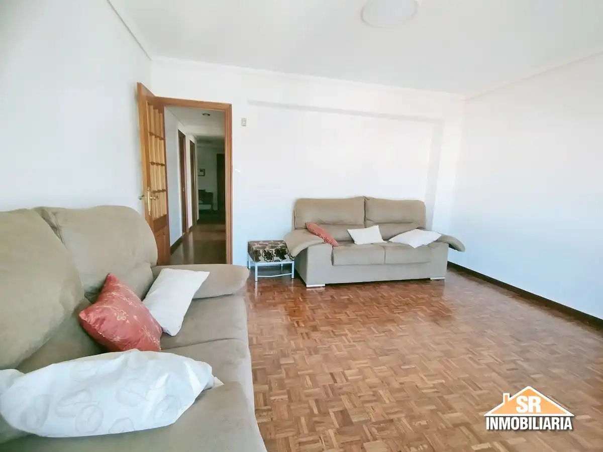 Sala d'estar de Pis de lloguer en A Coruña Capital  amb Parquet, Forn i Rentadora
