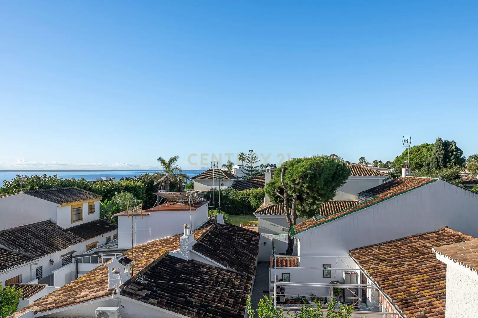 Vista exterior de Casa adosada en venta en Estepona con Aire acondicionado, Trastero y Piscina comunitaria