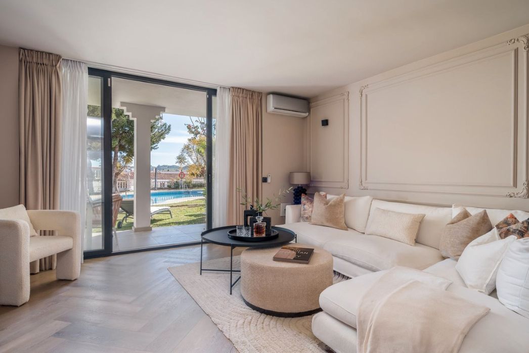 Sala d'estar de Casa adosada en venda en Mijas amb Aire condicionat, Terrassa i Moblat