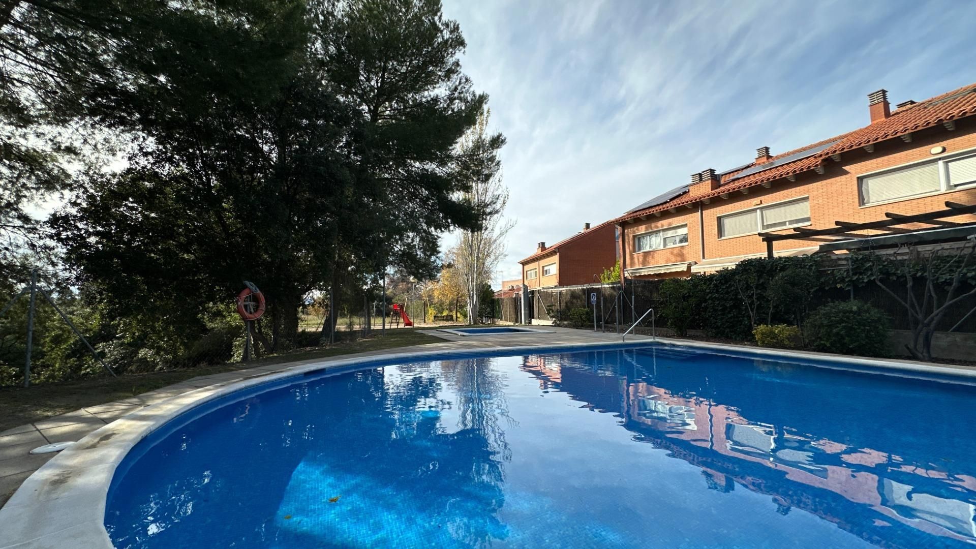 Piscina de Casa adosada de lloguer en Viladecavalls amb Calefacció, Jardí privat i Terrassa