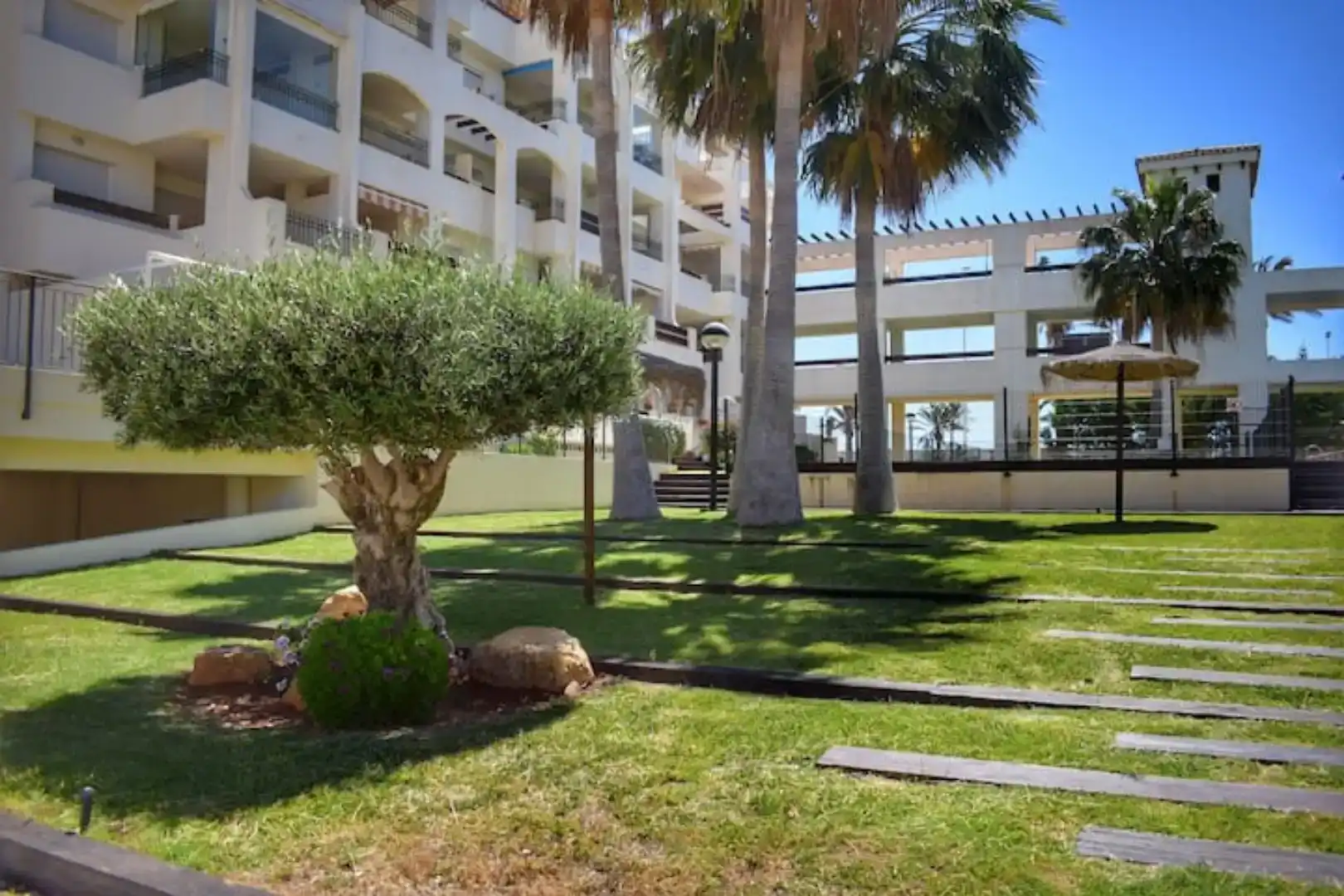 Außenansicht von Wohnungen zur Miete in Roquetas de Mar mit Klimaanlage, Schwimmbad und Balkon