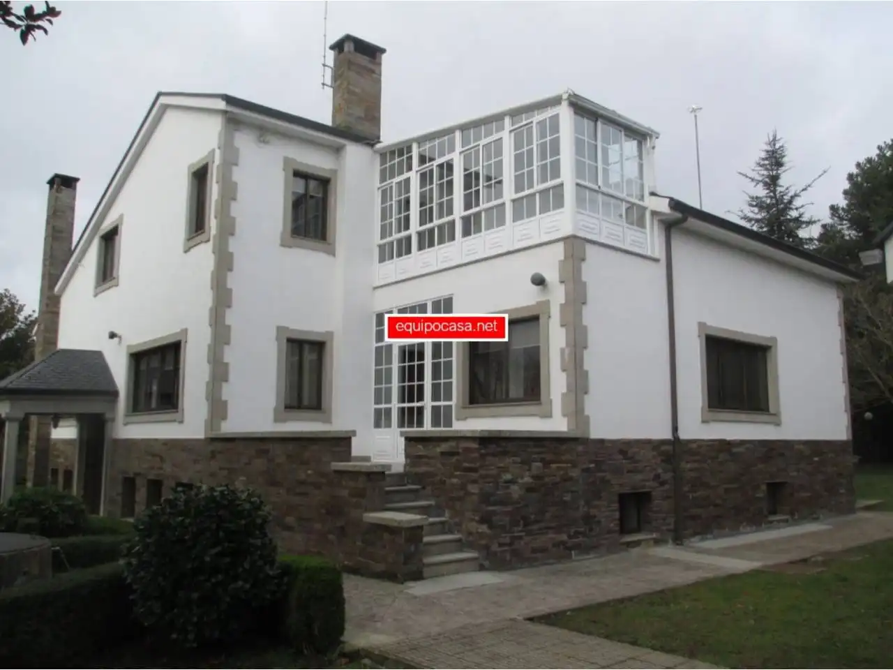 Vista exterior de Casa o xalet en venda en Lugo amb Calefacció, Jardí privat i Parquet