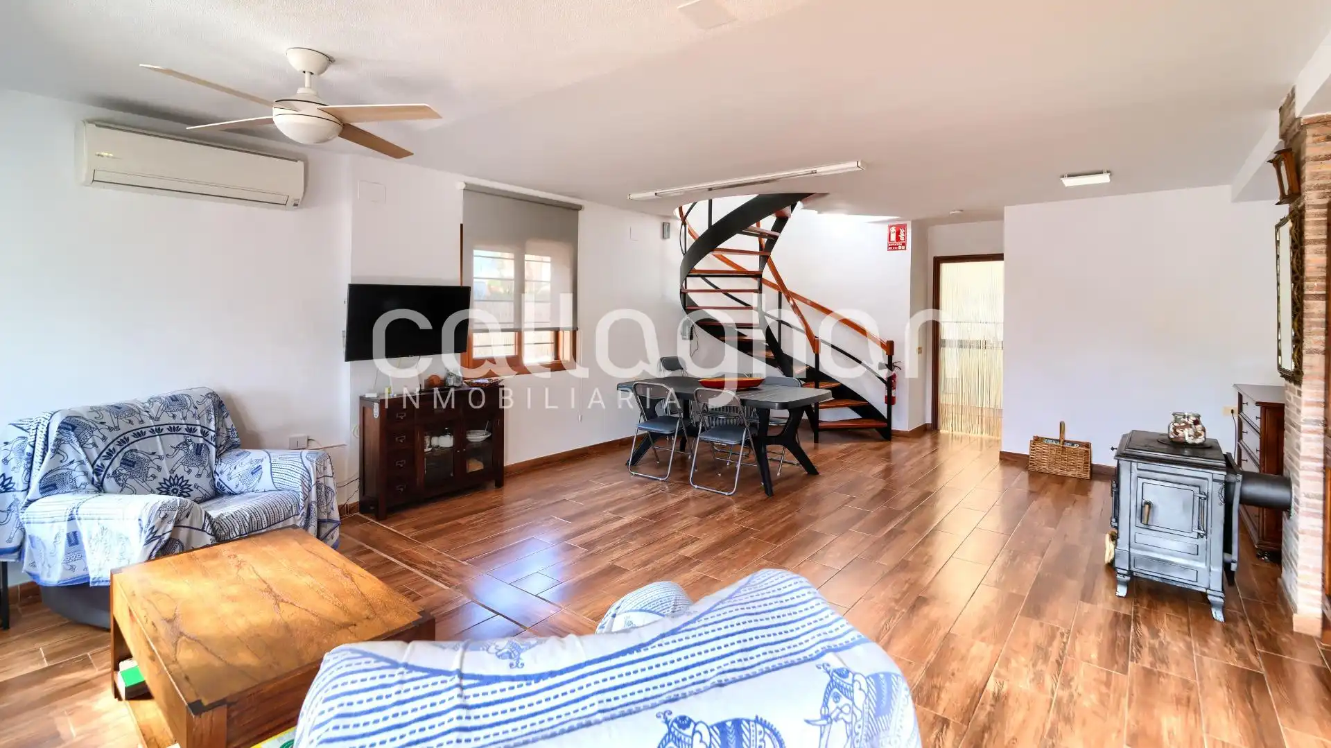 Sala d'estar de Casa adosada en venda en Sagunto / Sagunt amb Aire condicionat, Calefacció i Terrassa