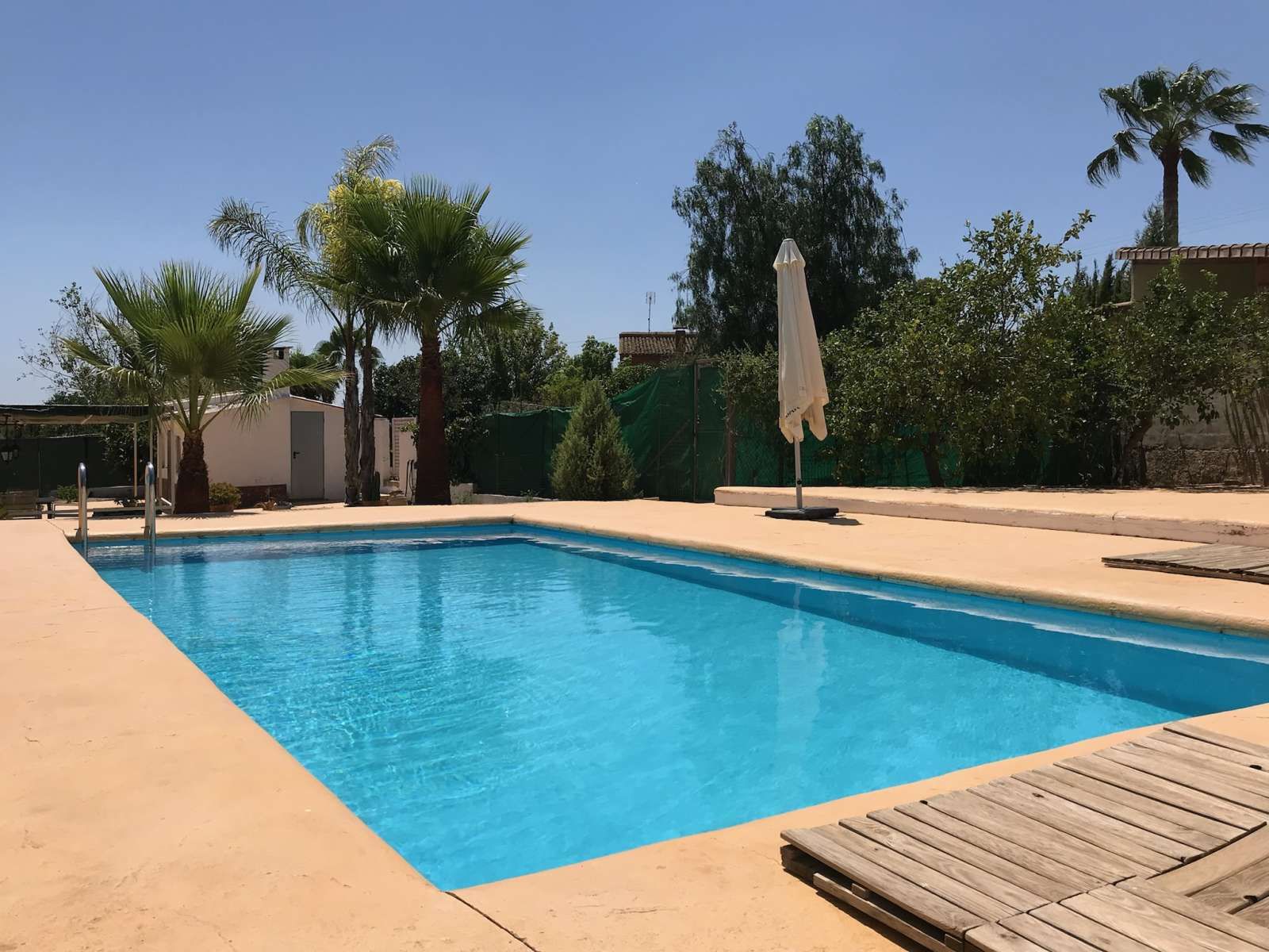 Swimming pool of Apartment to share in La Pobla de Vallbona  with Air Conditioner, Heating and Terrace