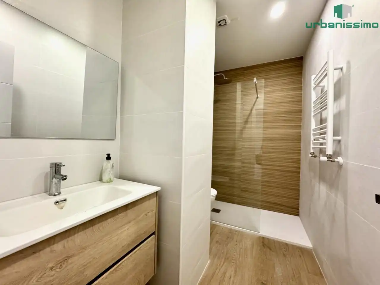 Bany de Apartament de lloguer en Madrid amb Aire condicionat, Calefacció i Moblat
