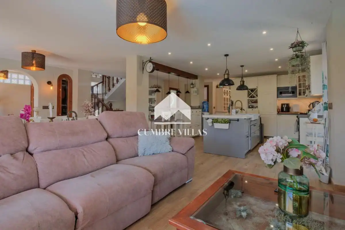 Sala de estar de Casa o chalet en venta en Almuñécar con Jardín privado, Terraza y Amueblado