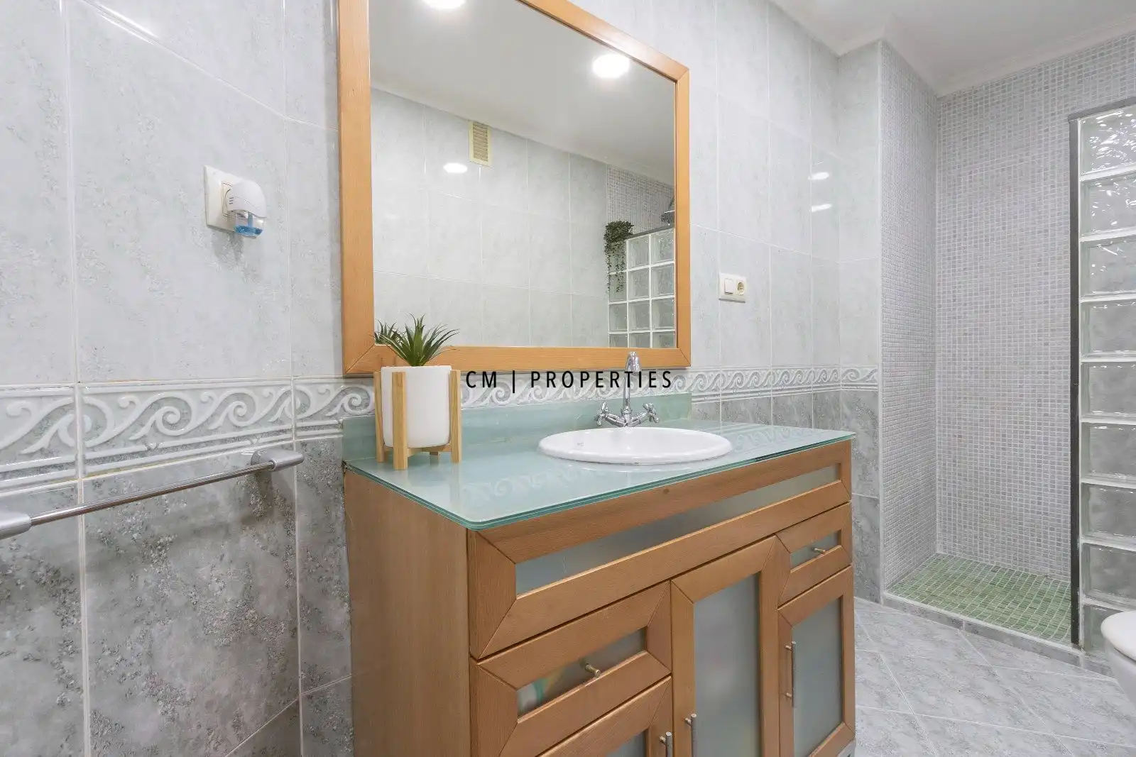 Bathroom of Flat for sale in Valencia  with Air Conditioner, Heating and Terrace