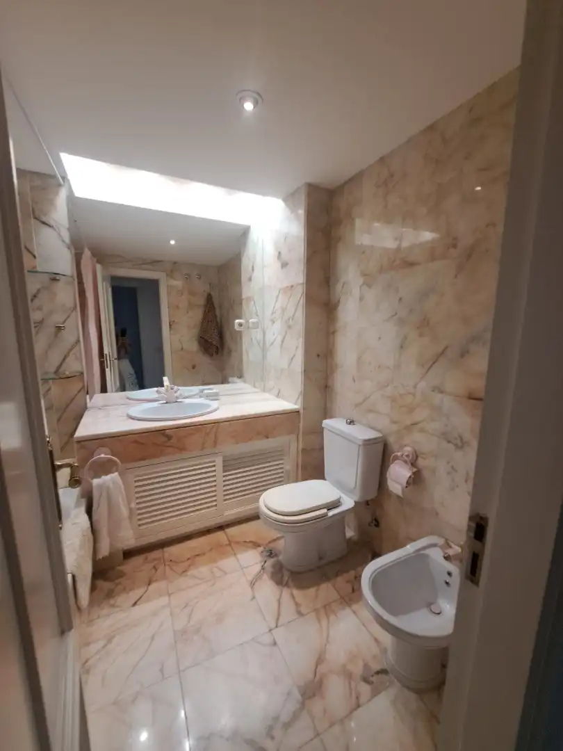 Badezimmer von Wohnung zur Miete in Marbella mit Klimaanlage, Heizung und Terrasse