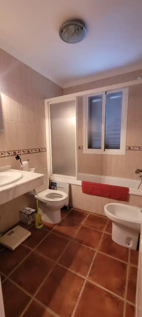 Bany de Casa adosada en venda en Los Barrios amb Aire condicionat, Jardí privat i Terrassa