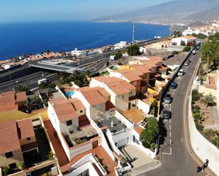 Vista exterior de Casa adosada en venda en El Rosario amb Aire condicionat, Calefacció i Jardí privat