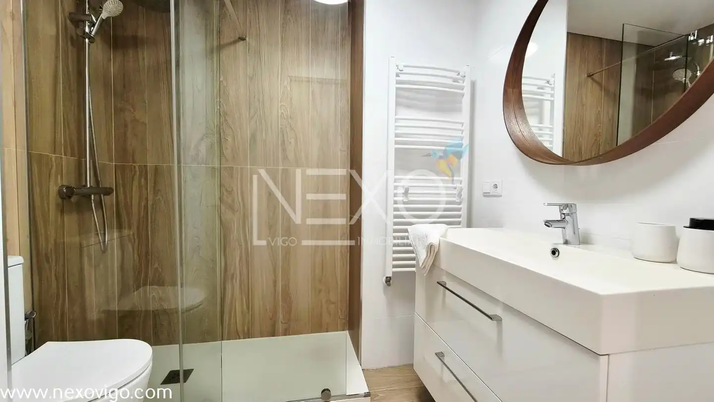 Baño de Piso en venta en Vigo  con Calefacción, Trastero y Amueblado