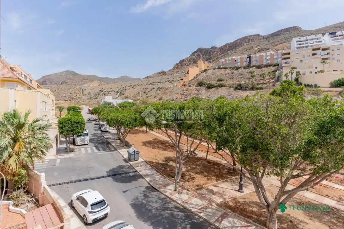 Vista exterior de Pis en venda en Roquetas de Mar amb Aire condicionat, Terrassa i Traster