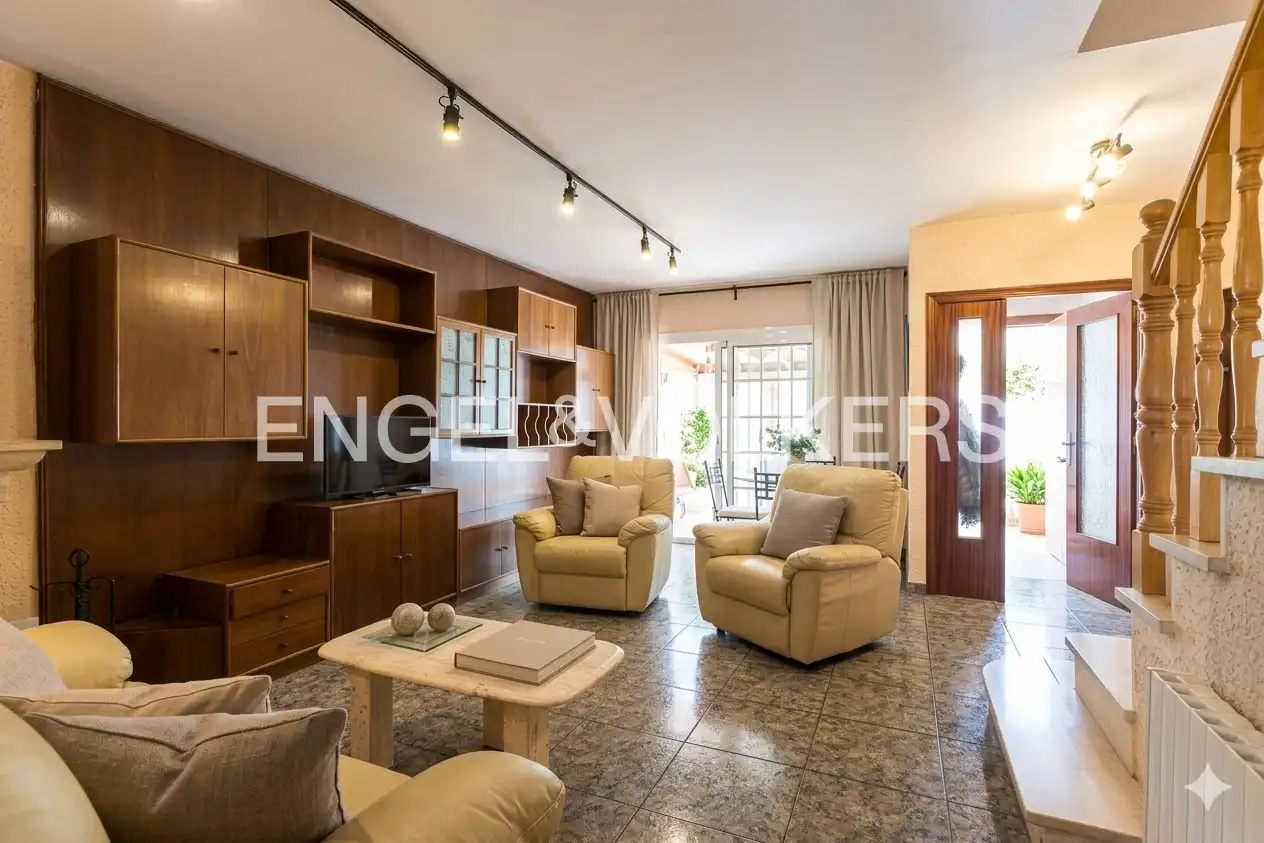 Sala de estar de Casa o chalet en venta en Vilanova i la Geltrú con Aire acondicionado, Calefacción y Jardín privado