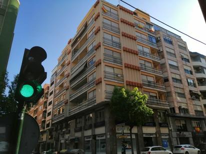 Vista exterior de Pis en venda en Elche / Elx amb Parquet i Balcó