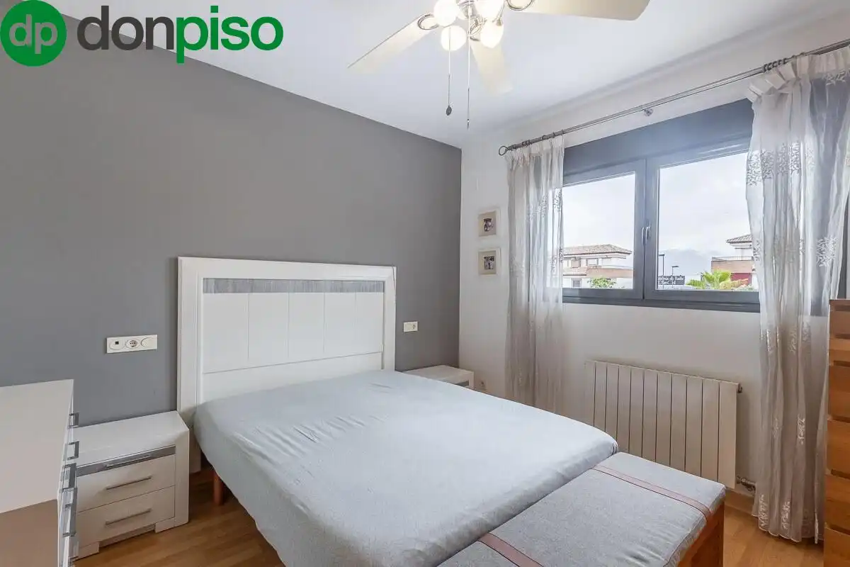 Habitación de Casa adosada en venta en Armilla con Calefacción, Terraza y Amueblado