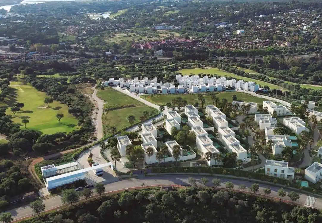 Vista exterior de Casa o xalet en venda en Sotogrande amb Aire condicionat, Calefacció i Jardí privat