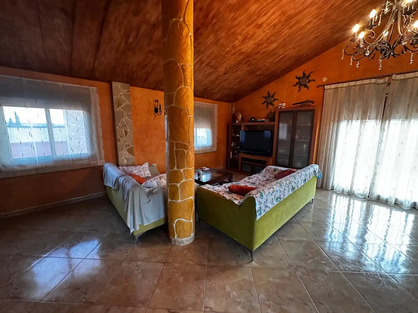 Sala d'estar de Casa o xalet en venda en Orihuela amb Jardí privat, Terrassa i Piscina