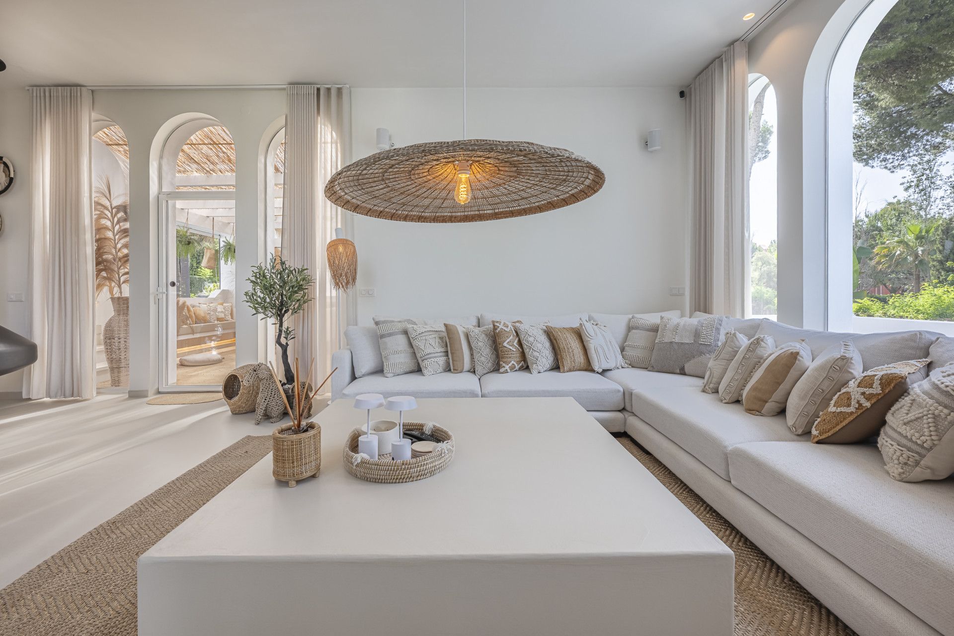 Sala d'estar de Casa o xalet en venda en Marbella amb Aire condicionat, Terrassa i Piscina