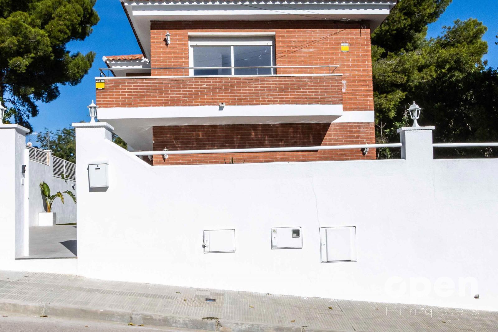 Vista exterior de Casa o xalet en venda en Cunit amb Jardí privat, Terrassa i Piscina