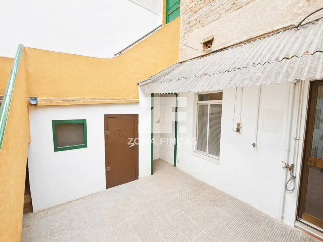 Vista exterior de Casa o xalet en venda en Santa Coloma de Gramenet amb Aire condicionat, Calefacció i Jardí privat
