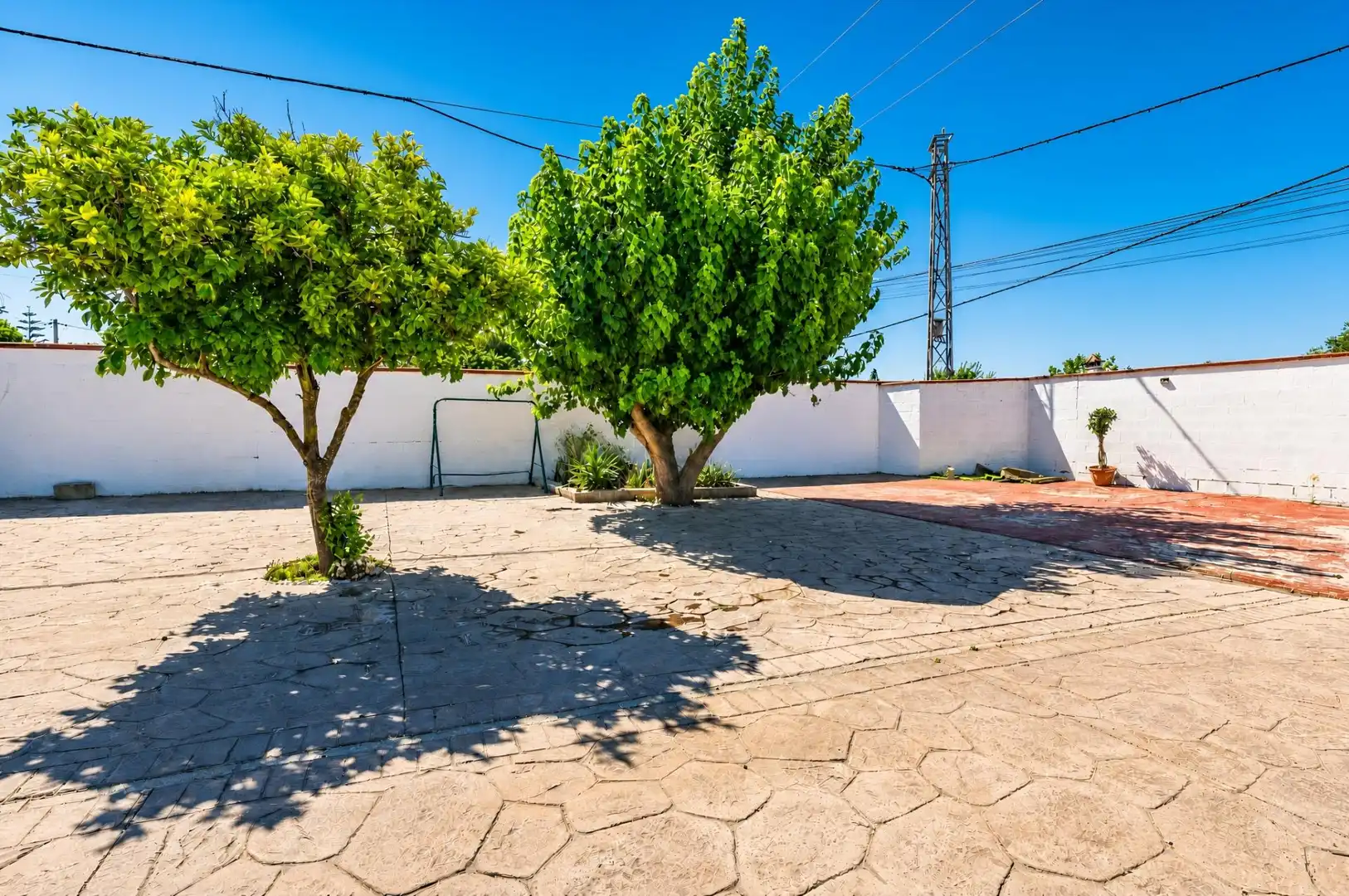 Vista exterior de Casa o xalet en venda en Chiclana de la Frontera amb Aire condicionat, Jardí privat i Terrassa