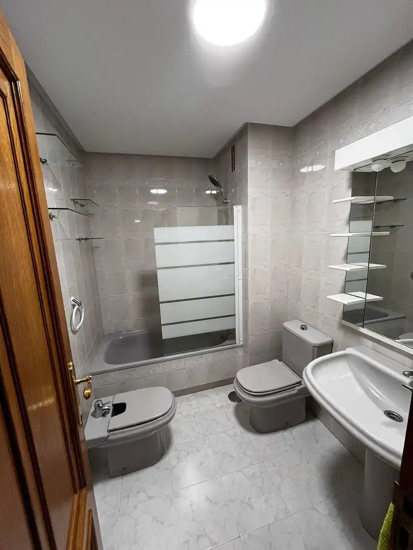 Badezimmer von Wohnung zur Miete in Ponferrada mit Heizung und Balkon