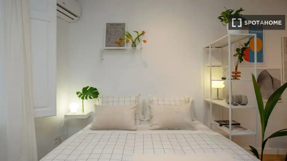 Flat with terrace to rent in Ciutat Vella, imagen 3
