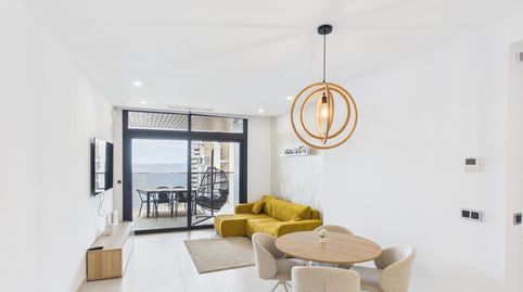 Elegancia, altura y exclusividad frente al Mediterráneo. Este impresionante apartamento en la planta 18 de Sunset Waves Benidorm r
