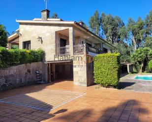 Jardí de Casa o xalet en venda en O Grove   amb Piscina