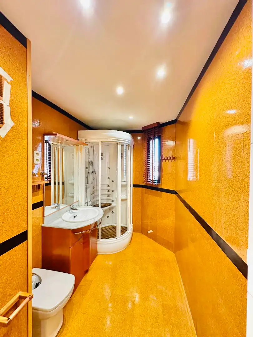 Baño de Apartamento de alquiler en Granada con Aire acondicionado, Calefacción y Parquet