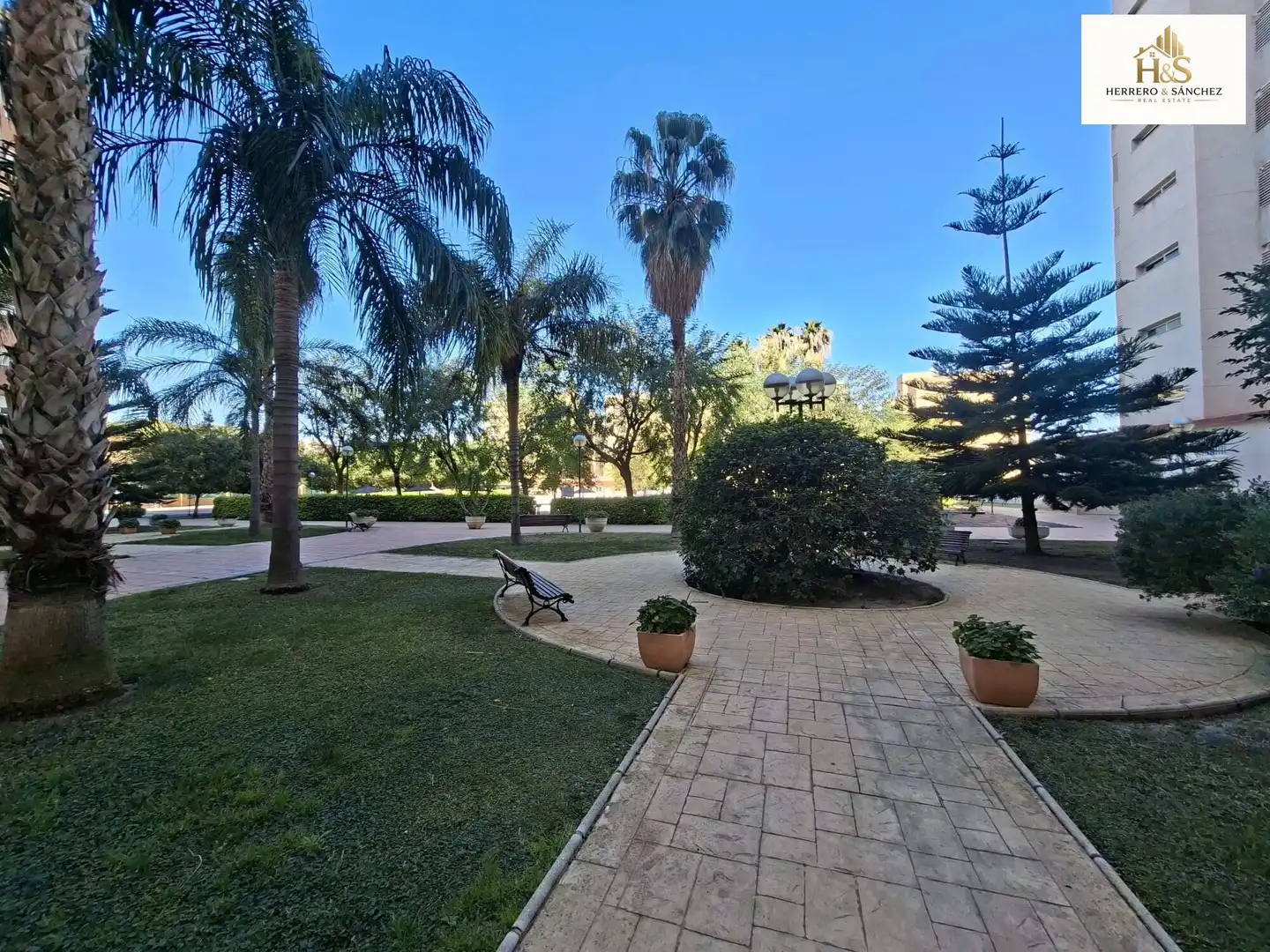 Vista exterior de Pis en venda en Alicante / Alacant amb Aire condicionat, Balcó i Piscina comunitària