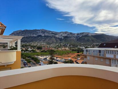 Vista exterior de Àtic en venda en Dénia amb Aire condicionat, Terrassa i Balcó