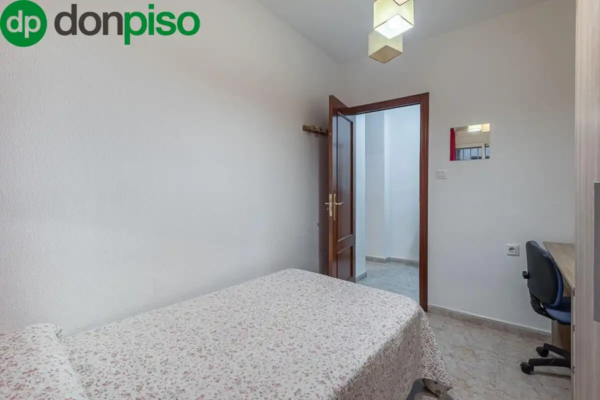Habitación de Piso en venta en Granada con Amueblado